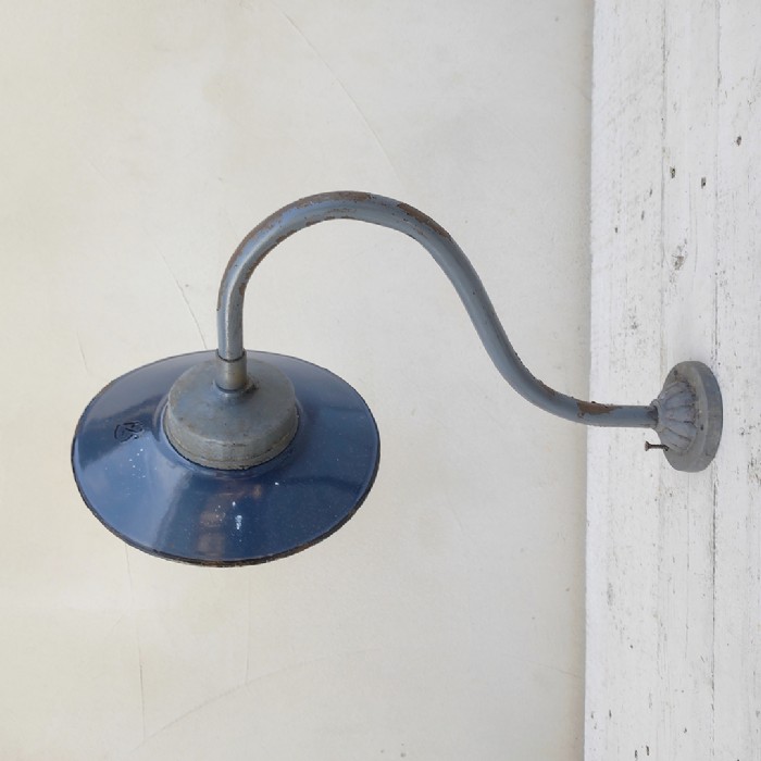 Passa il mouse sull'immagine per ingrandire Immagine dell'articolo Lampada da parete Lampada industriale ungherese da parete vintage n.373