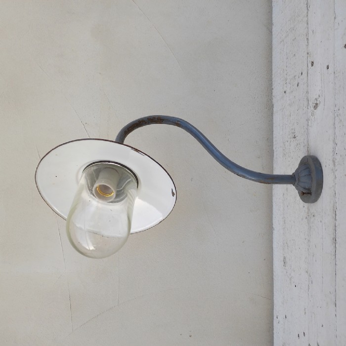 Passa il mouse sull'immagine per ingrandire Immagine dell'articolo Lampada da parete Lampada industriale ungherese da parete vintage n.373