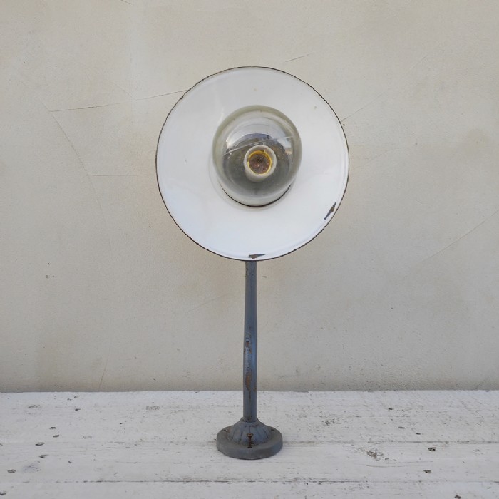 Passa il mouse sull'immagine per ingrandire Immagine dell'articolo Lampada da parete Lampada industriale ungherese da parete vintage n.373