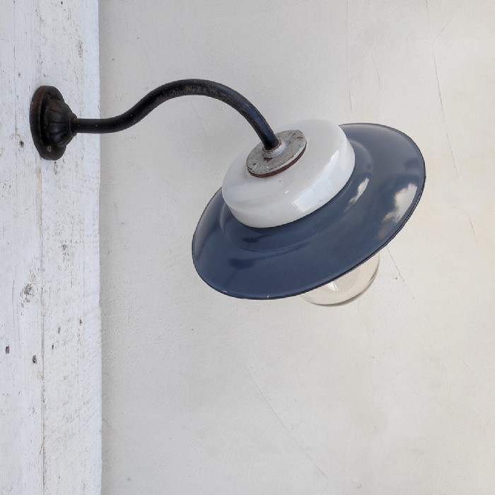 Passa il mouse sull'immagine per ingrandire Immagine dell'articolo Lampada da parete Lampada industriale ungherese da parete vintage n.374