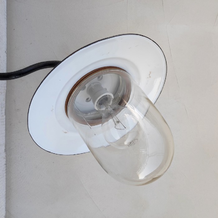 Passa il mouse sull'immagine per ingrandire Immagine dell'articolo Lampada da parete Lampada industriale ungherese da parete vintage n.374