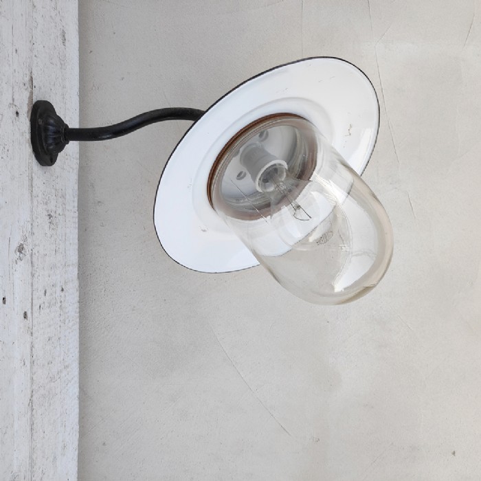 Passa il mouse sull'immagine per ingrandire Immagine dell'articolo Lampada da parete Lampada industriale ungherese da parete vintage n.374