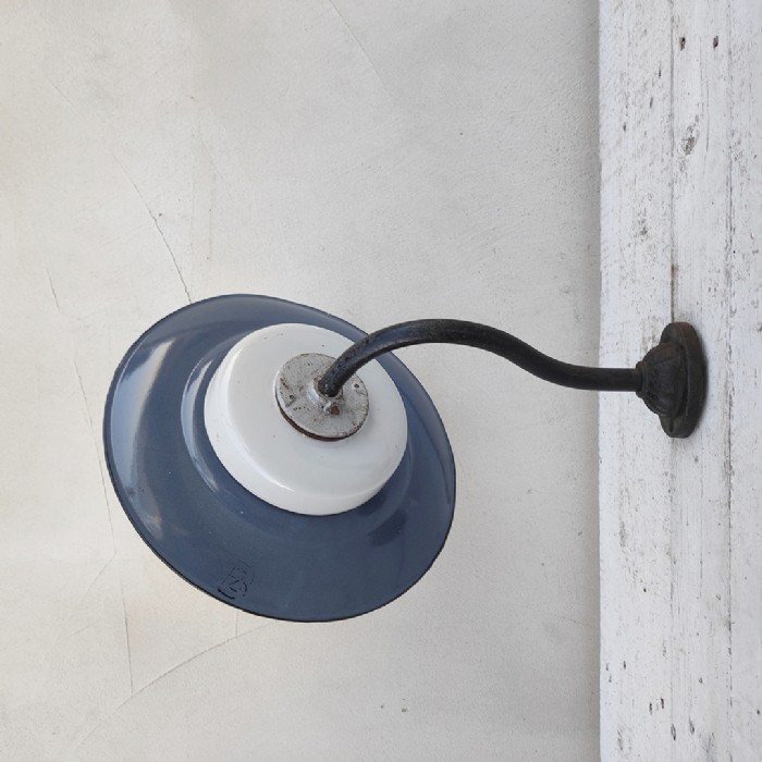 Passa il mouse sull'immagine per ingrandire Immagine dell'articolo Lampada da parete Lampada industriale ungherese da parete vintage n.374