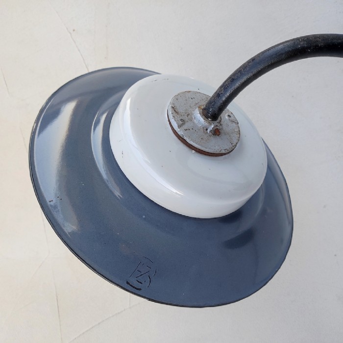 Passa il mouse sull'immagine per ingrandire Immagine dell'articolo Lampada da parete Lampada industriale ungherese da parete vintage n.374