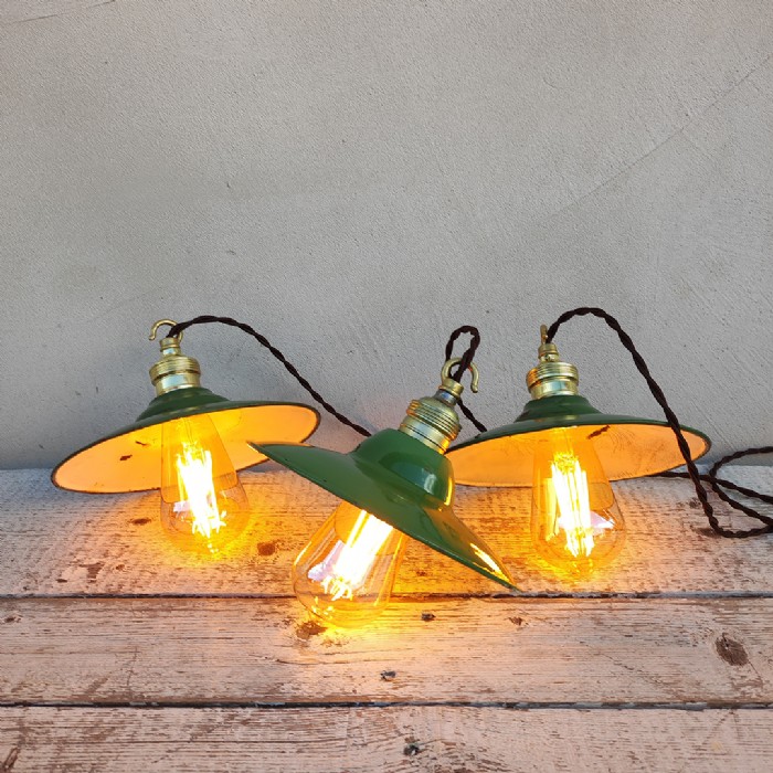Passa il mouse sull'immagine per ingrandire Immagine dell'articolo Lampada industriale a sospensione Set di lampade industriali a sospensione francesi vintage D19,5 n.332