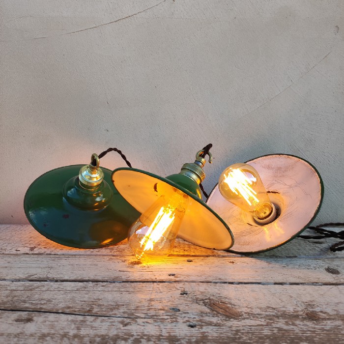 Passa il mouse sull'immagine per ingrandire Immagine dell'articolo Lampada industriale a sospensione Set di lampade industriali a sospensione francesi vintage D19,5 n.332