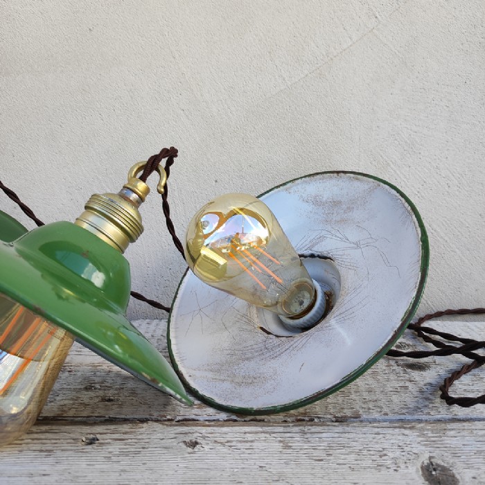 Passa il mouse sull'immagine per ingrandire Immagine dell'articolo Lampada industriale a sospensione Set di lampade industriali a sospensione francesi vintage D19,5 n.332
