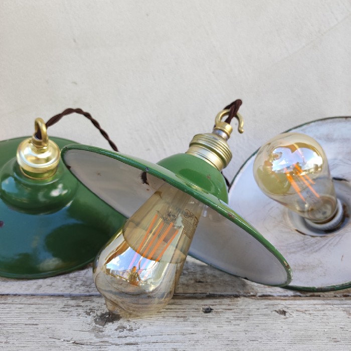 Passa il mouse sull'immagine per ingrandire Immagine dell'articolo Lampada industriale a sospensione Set di lampade industriali a sospensione francesi vintage D19,5 n.332