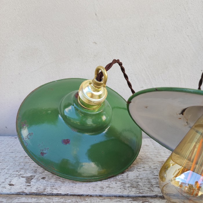 Passa il mouse sull'immagine per ingrandire Immagine dell'articolo Lampada industriale a sospensione Set di lampade industriali a sospensione francesi vintage D19,5 n.332