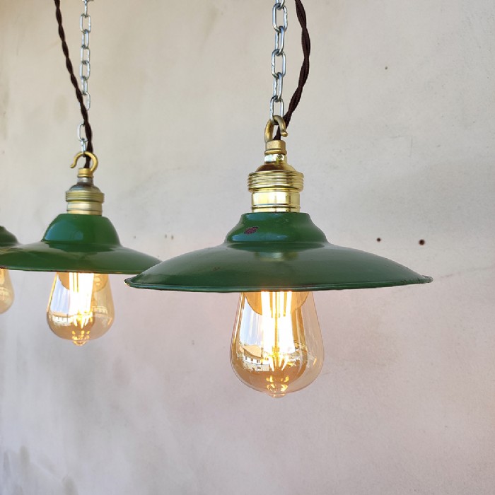 Passa il mouse sull'immagine per ingrandire Immagine dell'articolo Lampada industriale a sospensione Set di lampade industriali a sospensione francesi vintage D19,5 n.332