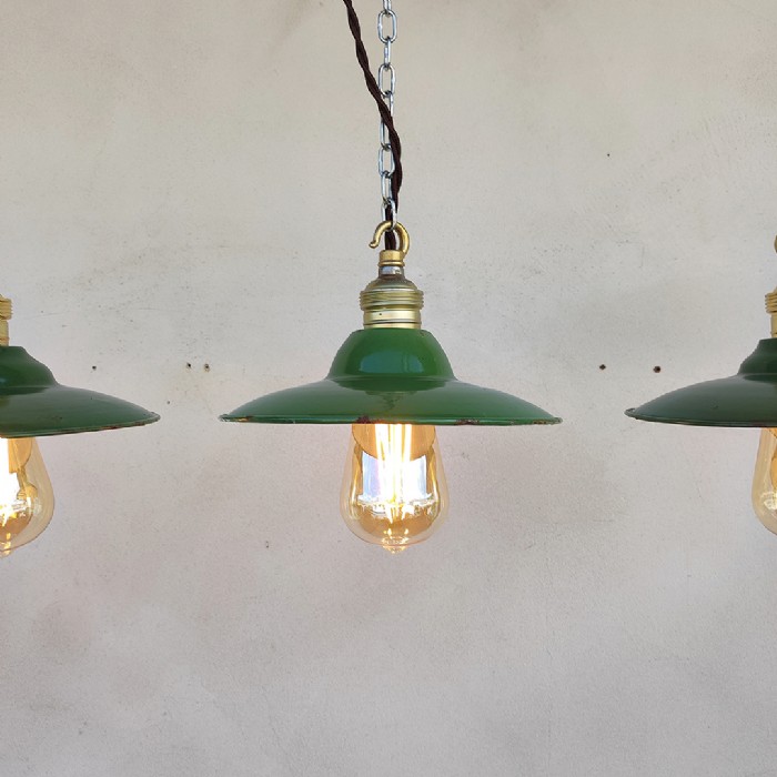 Passa il mouse sull'immagine per ingrandire Immagine dell'articolo Lampada industriale a sospensione Set di lampade industriali a sospensione francesi vintage D19,5 n.332