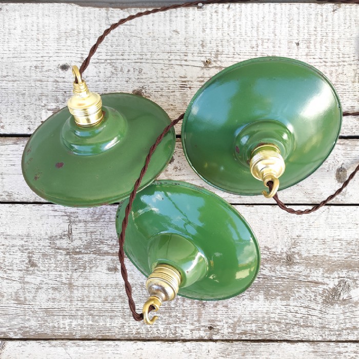 Passa il mouse sull'immagine per ingrandire Immagine dell'articolo Lampada industriale a sospensione Set di lampade industriali a sospensione francesi vintage D19,5 n.332