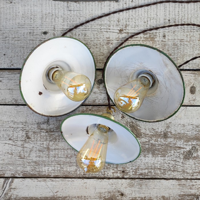 Passa il mouse sull'immagine per ingrandire Immagine dell'articolo Lampada industriale a sospensione Set di lampade industriali a sospensione francesi vintage D19,5 n.332