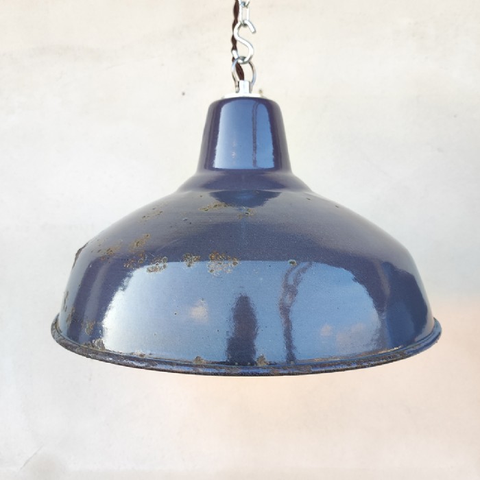 Passa il mouse sull'immagine per ingrandire Immagine dell'articolo Lampada industriale a sospensione Lampada industriale a sospensione francese vintage D29,5 n.356