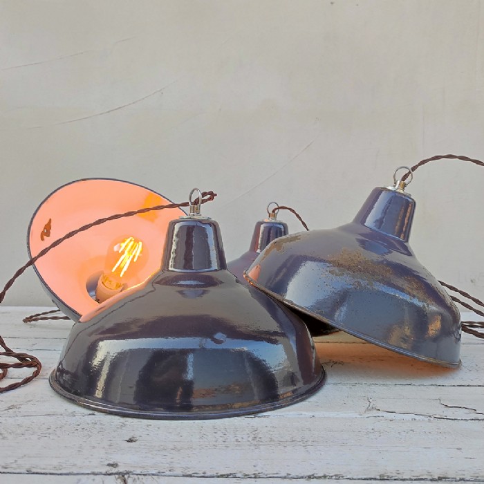 Passa il mouse sull'immagine per ingrandire Immagine dell'articolo Lampada industriale a sospensione Lampada industriale a sospensione francese vintage D29,5 n.356