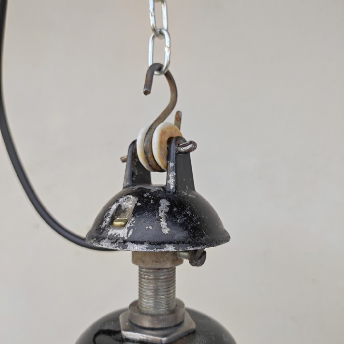 Passa il mouse sull'immagine per ingrandire Immagine dell'articolo Lampada industriale a sospensione Lampada industriale a sospensione belga vintage D31 n.357