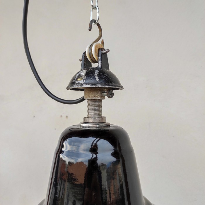 Passa il mouse sull'immagine per ingrandire Immagine dell'articolo Lampada industriale a sospensione Lampada industriale a sospensione belga vintage D31 n.357