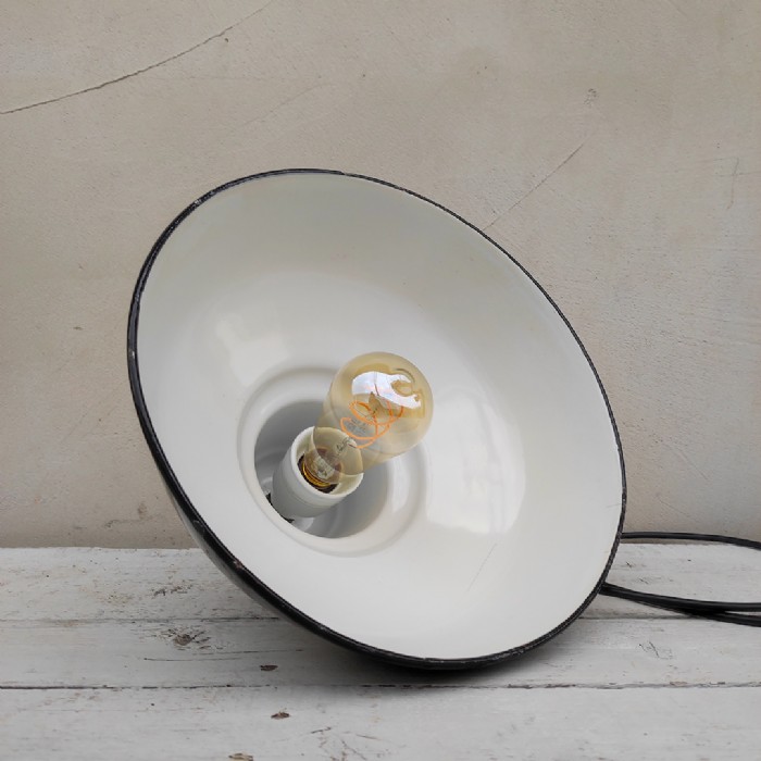 Passa il mouse sull'immagine per ingrandire Immagine dell'articolo Lampada industriale a sospensione Lampada industriale a sospensione belga vintage D31 n.357