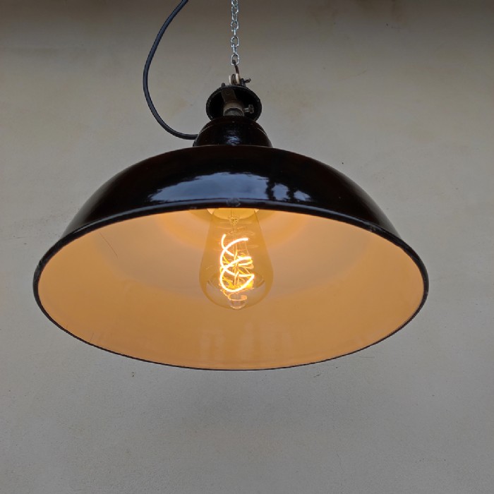 Passa il mouse sull'immagine per ingrandire Immagine dell'articolo Lampada industriale a sospensione Lampada industriale a sospensione belga vintage D31 n.357