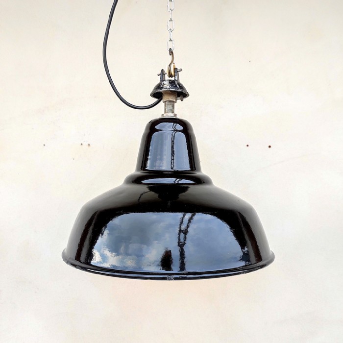 Passa il mouse sull'immagine per ingrandire Immagine dell'articolo Lampada industriale a sospensione Lampada industriale a sospensione belga vintage D31 n.357