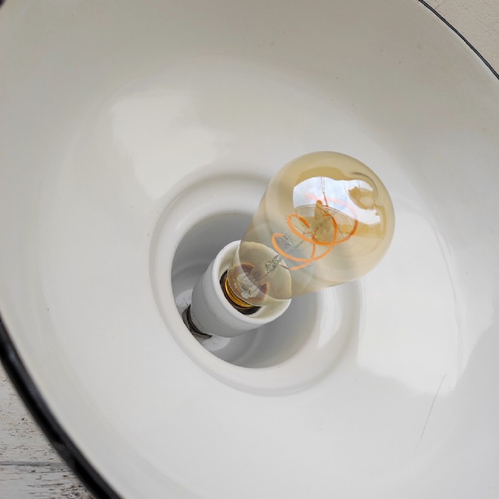 Passa il mouse sull'immagine per ingrandire Immagine dell'articolo Lampada industriale a sospensione Lampada industriale a sospensione belga vintage D31 n.357