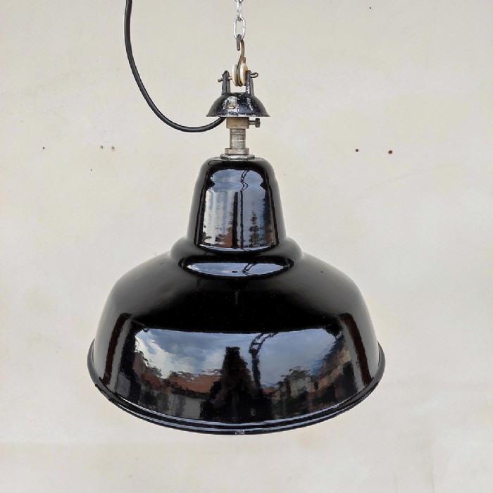 Passa il mouse sull'immagine per ingrandire Immagine dell'articolo Lampada industriale a sospensione Lampada industriale a sospensione belga vintage D31 n.357