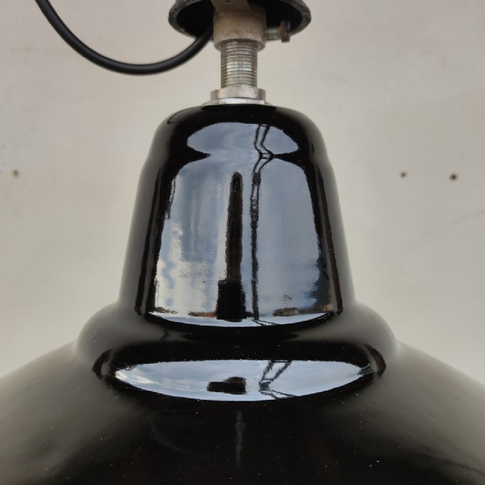 Passa il mouse sull'immagine per ingrandire Immagine dell'articolo Lampada industriale a sospensione Lampada industriale a sospensione belga vintage D31 n.357