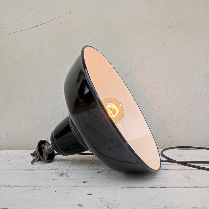 Passa il mouse sull'immagine per ingrandire Immagine dell'articolo Lampada industriale a sospensione Lampada industriale a sospensione belga vintage D31 n.357