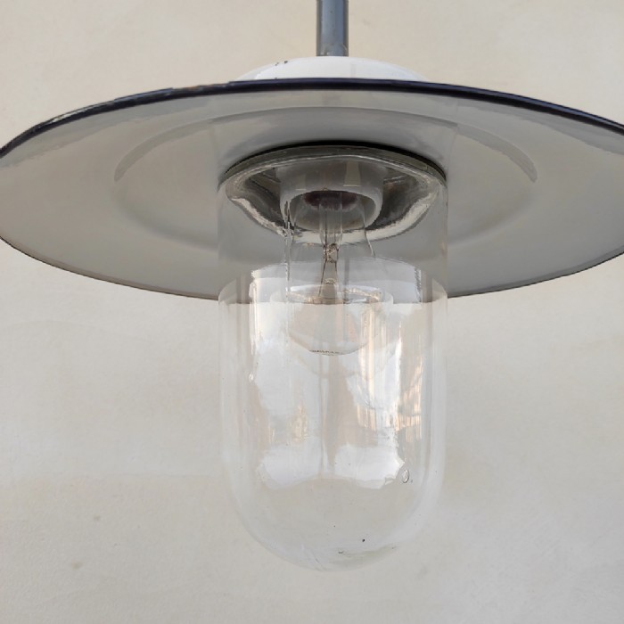 Passa il mouse sull'immagine per ingrandire Immagine dell'articolo Lampada industriale a sospensione Lampada industriale ungherese a sospensione vintage n.375