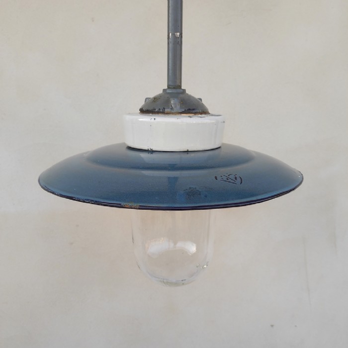 Passa il mouse sull'immagine per ingrandire Immagine dell'articolo Lampada industriale a sospensione Lampada industriale ungherese a sospensione vintage n.375