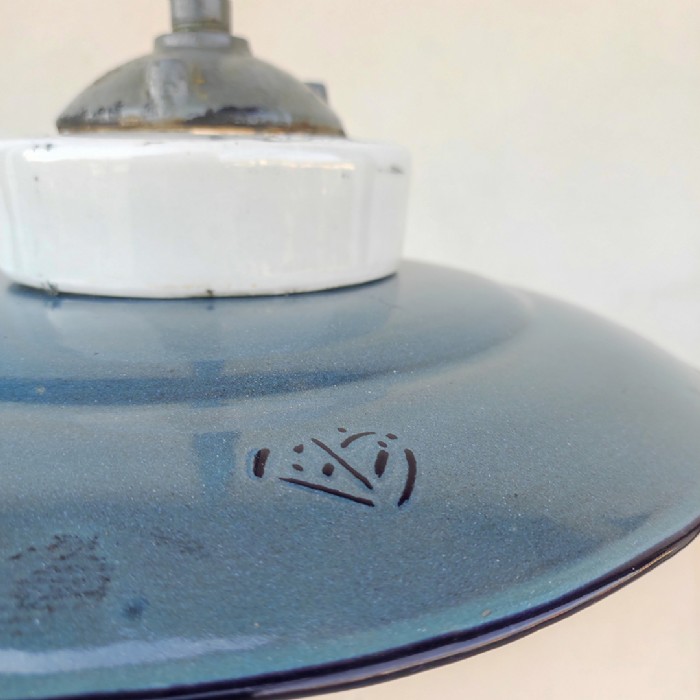 Passa il mouse sull'immagine per ingrandire Immagine dell'articolo Lampada industriale a sospensione Lampada industriale ungherese a sospensione vintage n.375