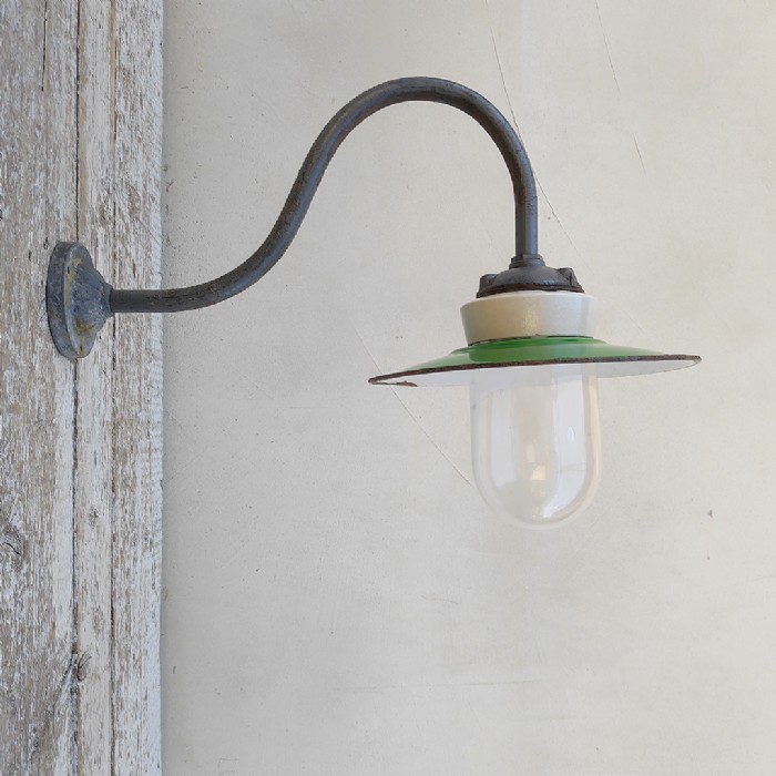 Passa il mouse sull'immagine per ingrandire Lampada industriale da parete ungherese vintage D24 - foto 1