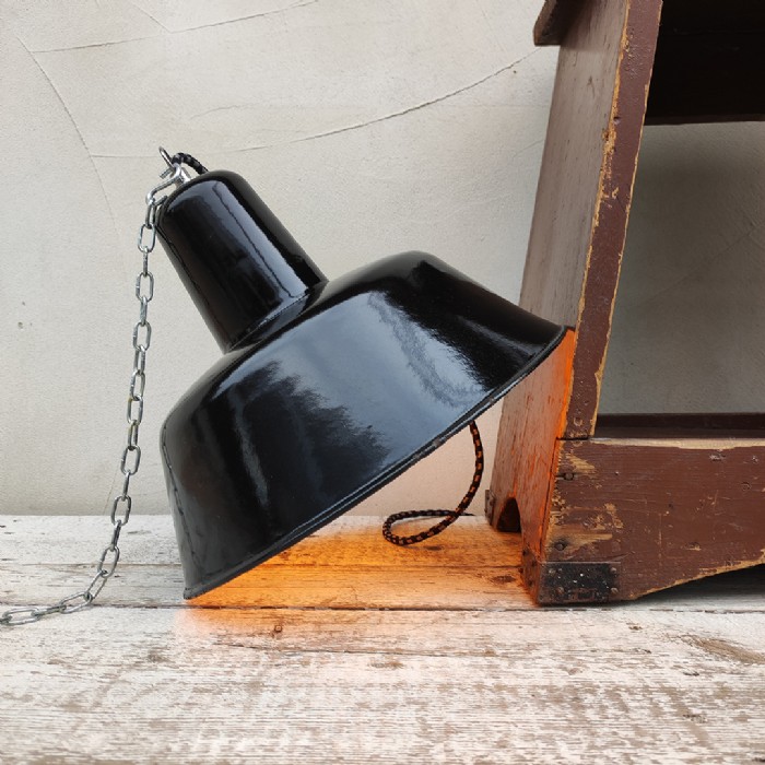 Passa il mouse sull'immagine per ingrandire Immagine dell'articolo Lampada industriale a sospensione Lampada industriale a sospensione ex Cecoslovacchia vintage D30,5 n.333