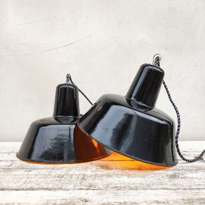 Passa il mouse sull'immagine per ingrandire Immagine dell'articolo Lampada industriale a sospensione Lampada industriale a sospensione ex Cecoslovacchia vintage D30,5 n.333