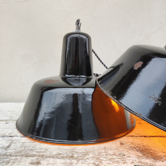 Passa il mouse sull'immagine per ingrandire Immagine dell'articolo Lampada industriale a sospensione Lampada industriale a sospensione ex Cecoslovacchia vintage D30,5 n.333