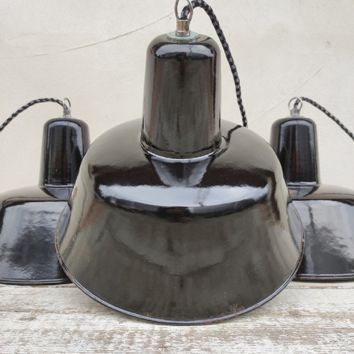 Passa il mouse sull'immagine per ingrandire Immagine dell'articolo Lampada industriale a sospensione Lampada industriale a sospensione ex Cecoslovacchia vintage D30,5 n.333