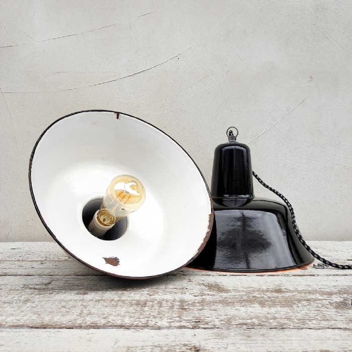 Passa il mouse sull'immagine per ingrandire Immagine dell'articolo Lampada industriale a sospensione Lampada industriale a sospensione ex Cecoslovacchia vintage D30,5 n.333