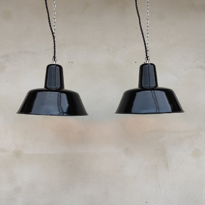 Passa il mouse sull'immagine per ingrandire Immagine dell'articolo Lampada industriale a sospensione Lampada industriale a sospensione ex Cecoslovacchia vintage D30,5 n.333