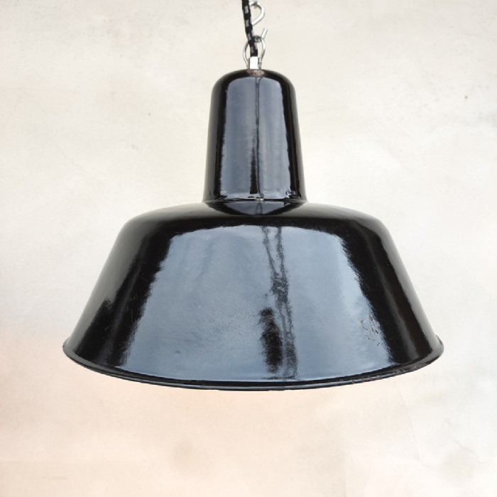 Passa il mouse sull'immagine per ingrandire Immagine dell'articolo Lampada industriale a sospensione Lampada industriale a sospensione ex Cecoslovacchia vintage D30,5 n.333