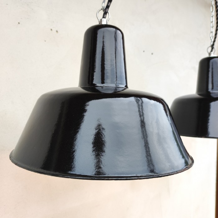 Passa il mouse sull'immagine per ingrandire Immagine dell'articolo Lampada industriale a sospensione Lampada industriale a sospensione ex Cecoslovacchia vintage D30,5 n.333