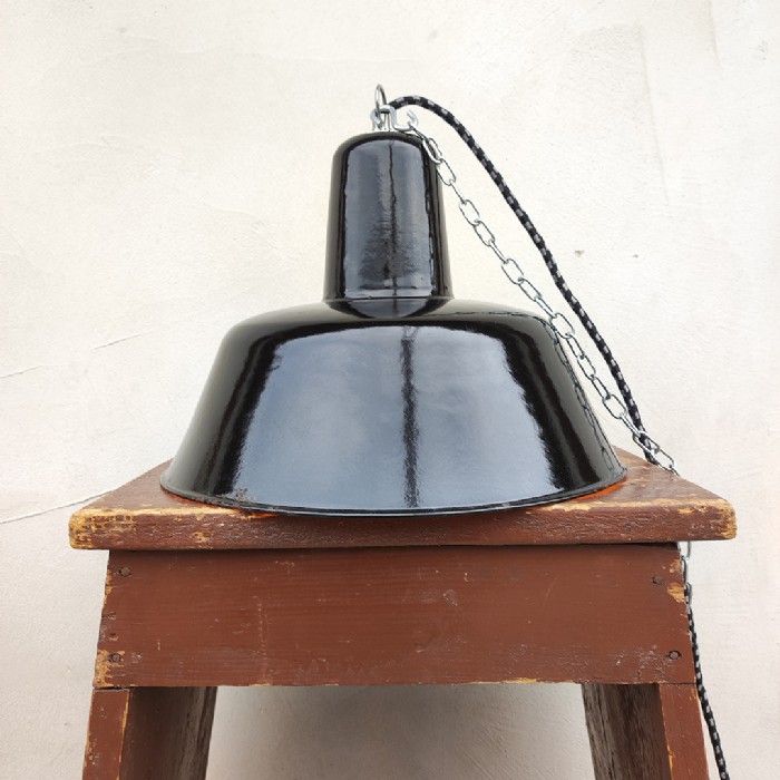 Passa il mouse sull'immagine per ingrandire Immagine dell'articolo Lampada industriale a sospensione Lampada industriale a sospensione ex Cecoslovacchia vintage D30,5 n.333