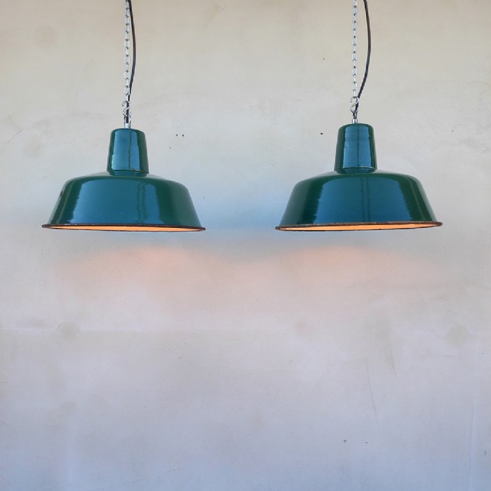 Passa il mouse sull'immagine per ingrandire Immagine dell'articolo Lampada industriale a sospensione Lampada industriale polacca a sospensione vintage D32.5 n.376