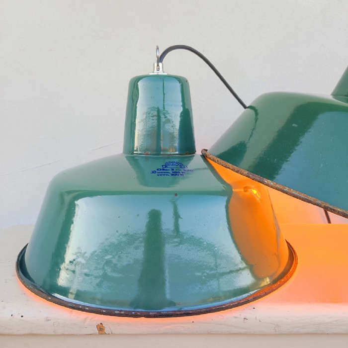 Passa il mouse sull'immagine per ingrandire Immagine dell'articolo Lampada industriale a sospensione Lampada industriale polacca a sospensione vintage D32.5 n.376