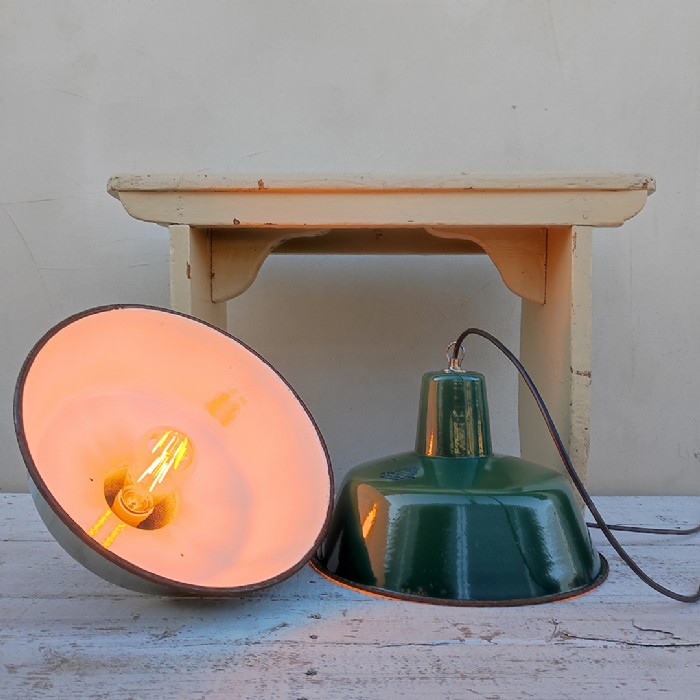 Passa il mouse sull'immagine per ingrandire Immagine dell'articolo Lampada industriale a sospensione Lampada industriale polacca a sospensione vintage D32.5 n.376