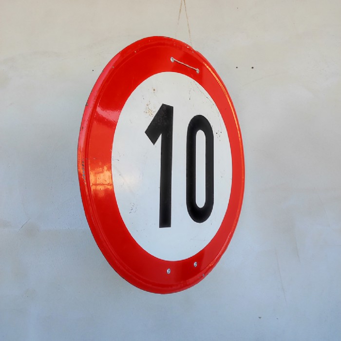 Immagine dell'articolo Cartello segnaletico Cartello segnaletico limite 10 Km/h vintage n.395