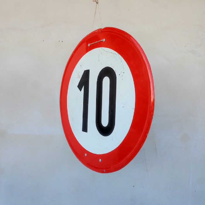 Immagine dell'articolo Cartello segnaletico Cartello segnaletico limite 10 Km/h vintage n.395