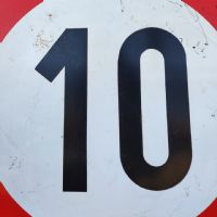 Miniatura dell'articolo Cartello segnaletico Cartello segnaletico limite 10 Km/h vintage n.395