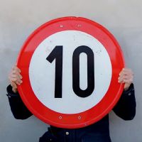 Cartello segnaletico limite 10 Km/h vintage n°NaN di colore Rosso / bianco / nero