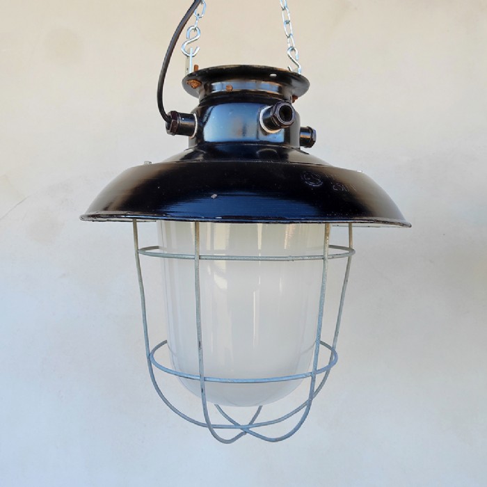 Passa il mouse sull'immagine per ingrandire Immagine dell'articolo Lampada industriale a sospensione Lampada industriale a sospensione cecoslovacca vintage n.377