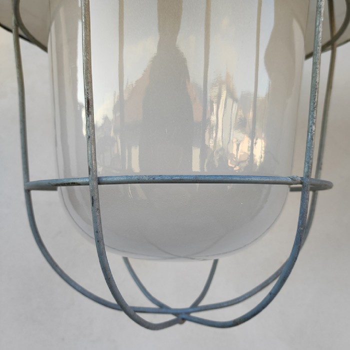 Passa il mouse sull'immagine per ingrandire Immagine dell'articolo Lampada industriale a sospensione Lampada industriale a sospensione cecoslovacca vintage n.377